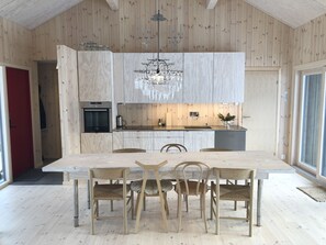 Stuga - 3 sovrum | Eget kök | Stort kylskåp, spishäll, diskmaskin och kaffe- och tebryggare
