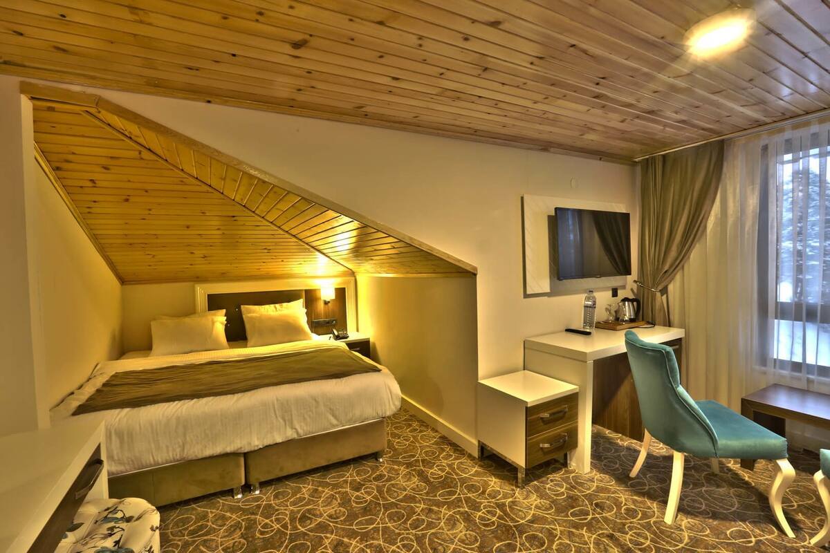 Bungalow | In-room safe, desk, iron/ironing board (on request), WiFi (free)