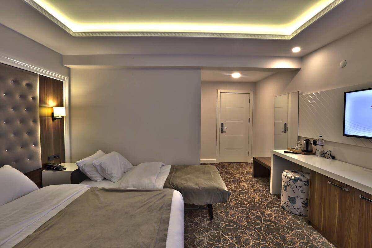 Family Room | In-room safe, desk, iron/ironing board (on request), WiFi (free)