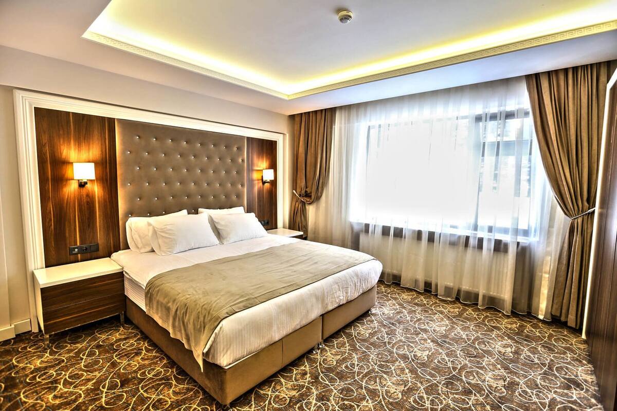 Deluxe Room, Jetted Tub | In-room safe, desk, iron/ironing board (on request), WiFi (free)