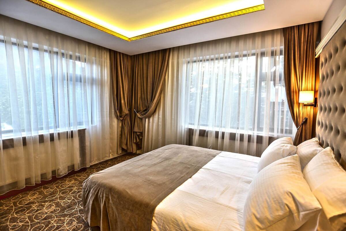 In-room safe, desk, iron/ironing board (on request), WiFi (free)