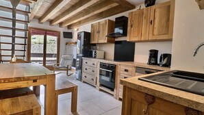 Coffee/tea maker, fridge, microwave, oven
