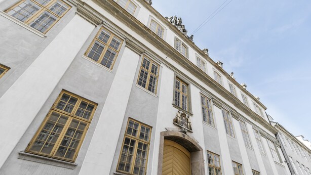 A classical building with symmetrical windows and a central entrance. - Majestic 300m2 Apartment (Copenhagen)