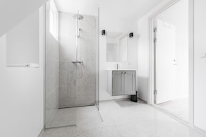 Deluxe Apartment | Bathroom | Shower, free toiletries, hair dryer, towels - Majestic 300m2 Apartment (Copenhagen)