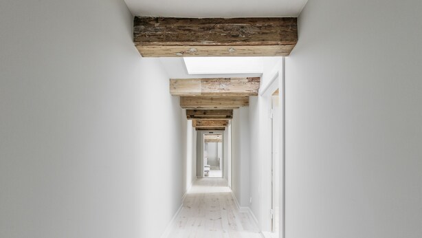A narrow hallway with white walls and a wooden floor. - Apartment with Private Terrace (Copenhagen)