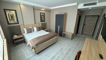 ห้องดีลักซ์ดับเบิล | เครื่องนอนระดับพรีเมียม, เตียงเมมโมรีโฟม, มินิบาร์, ตู้นิรภัยในห้องพัก