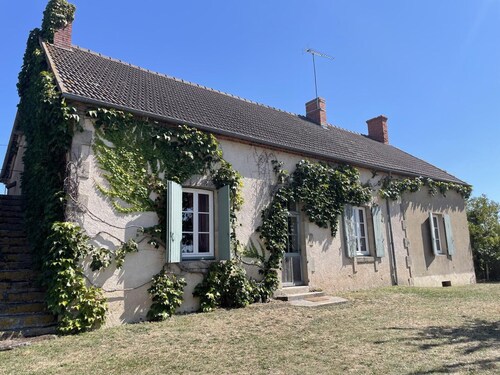 Large farmhouse with private pool and pets allowed in Chappes