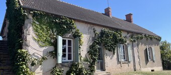 Large farmhouse with private pool and pets allowed in Chappes