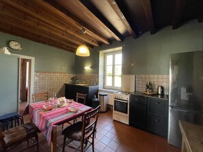 Jääkaappi, mikroaaltouuni, uuni, astianpesukone