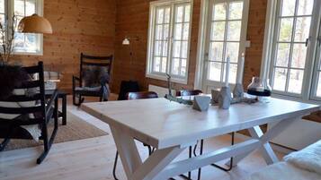 Cabin, 3 Bedrooms | Living area