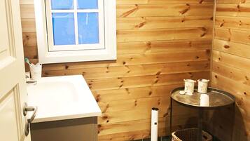 Cabin, 3 Bedrooms | Bathroom | Shower, towels, soap