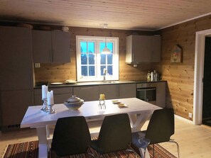Cabana, 3 quartos | Cozinha privada | Geladeira grande, fogão, cooktop, lava-louças