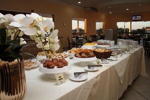 Free daily buffet breakfast