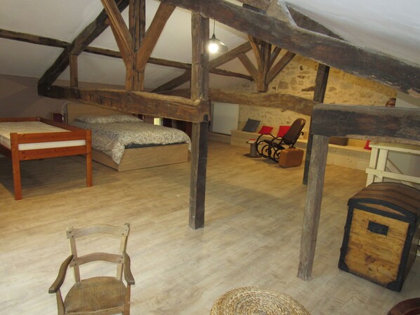 1 dormitori, habitacions insonoritzades i planxa i posts de planxar 