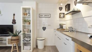 Een koelkast, een magnetron, een koffiezetapparaat/waterkoker