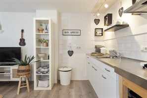 Réfrigérateur, micro-ondes, cafetière/bouilloire, grille-pain