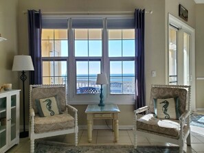 Smart-TV, DVD-spiller, bøker og filmbibliotek