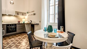 Una cocina moderna con comedor.
