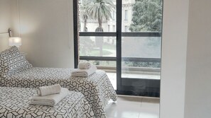 Tabla de planchar con plancha, wifi gratis y ropa de cama 