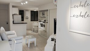 Appartamento Comfort | Area soggiorno | Smart TV 32 pollici con canali via cavo, TV