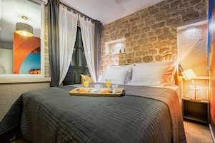 Habitación estándar doble | Minibar, caja fuerte, escritorio y cortinas opacas