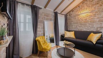 Junior Suite | Living area | Flat-screen TV