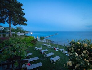 على الشاطئ، كراسي للتشمس، مظلات الشاطئ