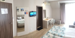 Doppel- oder Zweibettzimmer, Balkon | Schreibtisch, laptopgeeigneter Arbeitsplatz, Verdunkelungsvorhänge