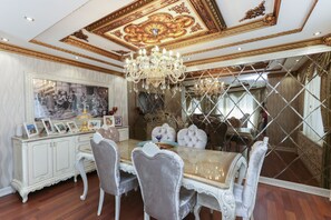 Exclusief appartement | Dineren in de kamer