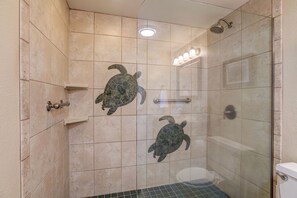 Combined shower/bathtub, hair dryer, towels, soap - Uninterrupted Ocean views, 70" of Entertainment (Wailuku)