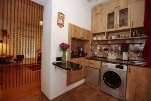 Wasserkocher mit Kaffee-/Teezubehör, Kochgeschirr/Geschirr/Besteck