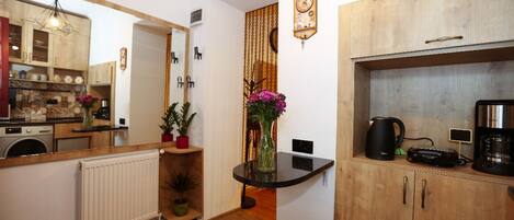 Wasserkocher mit Kaffee-/Teezubehör, Kochgeschirr/Geschirr/Besteck