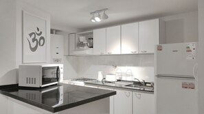 Refrigerador, microondas, horno, utensilios de cocina