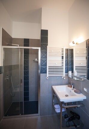 Double Room (Fuoco) | Bathroom | Shower, rainfall showerhead, free toiletries, hair dryer - Prometeo Rooms (Syracuse)