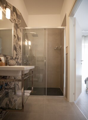 Double Room (Aria) | Bathroom | Shower, rainfall showerhead, free toiletries, hair dryer - Prometeo Rooms (Syracuse)