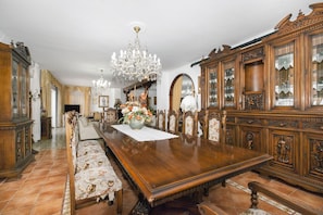 Villa, 6 Schlafzimmer | Essbereich im Zimmer