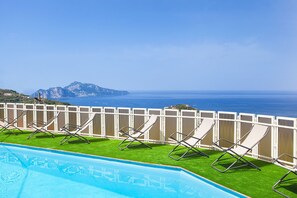 Una piscina al aire libre de temporada
