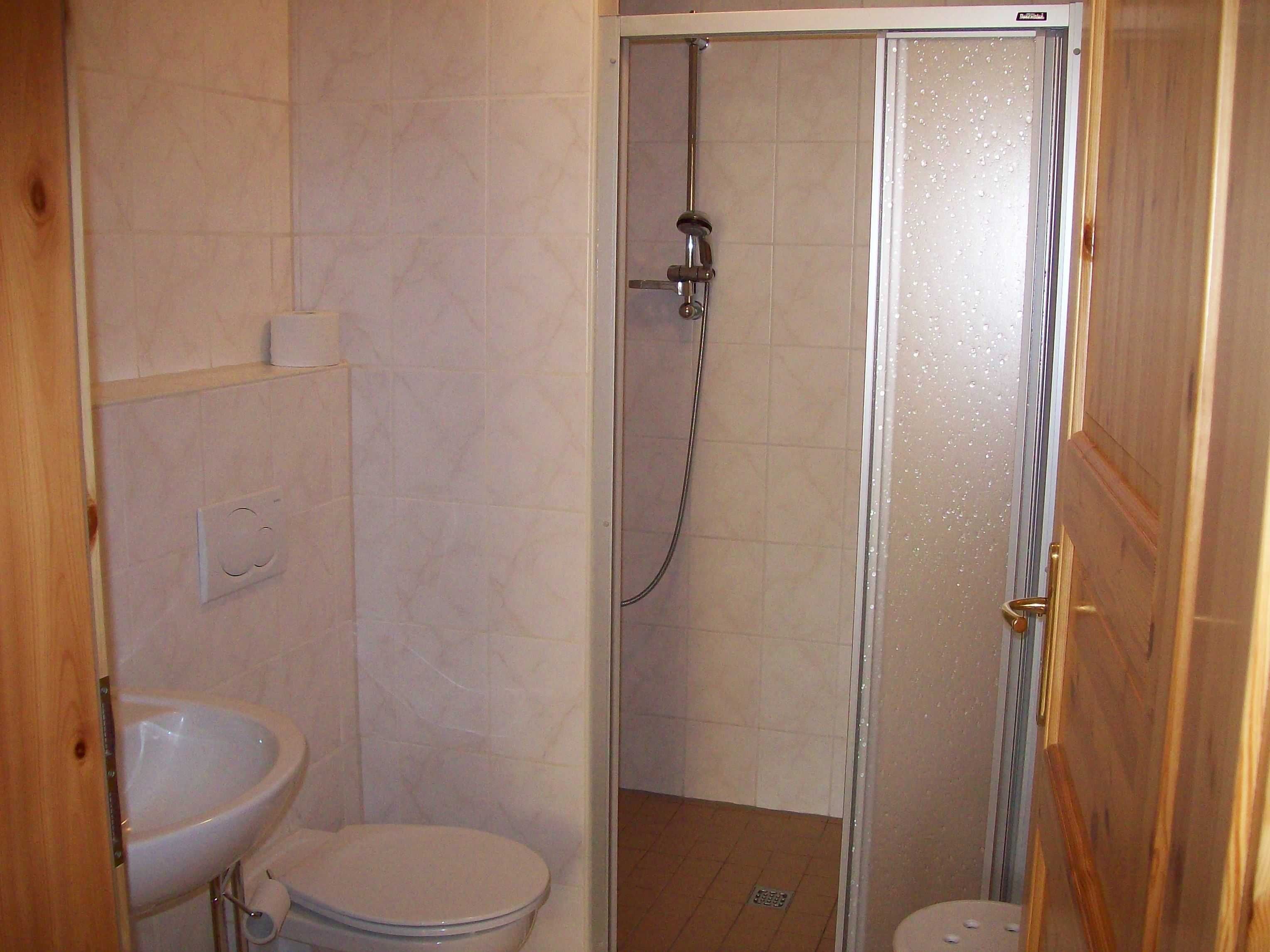 Dusche, Haartrockner, Seife, Toilettenpapier