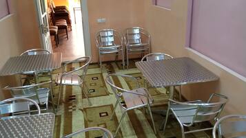 20 restaurants, breakfast, brunch served; vegetarian cuisine