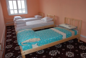Quarto quádruplo standard | Individualmente decorados, escrivaninha