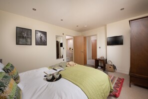 2 bedrooms, desk, iron/ironing board, Internet - 5 The Vista, Newquay -  Walk to Beach - Free Parking & WiFi - Sea & Beach Views (Newquay)