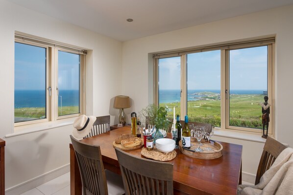 Dining - 5 The Vista, Newquay -  Walk to Beach - Free Parking & WiFi - Sea & Beach Views (Newquay)