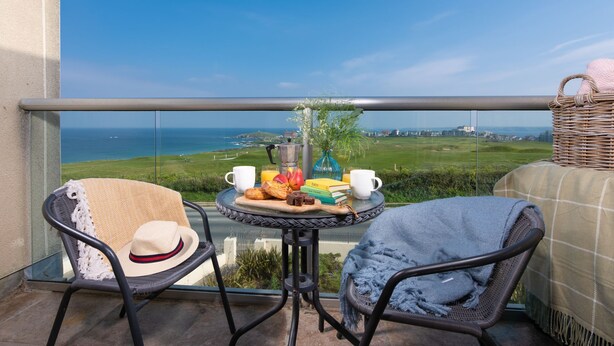 A balcony with a table set for breakfast, overlooking a coastal view. - 5 The Vista, Newquay -  Walk to Beach - Free Parking & WiFi - Sea & Beach Views (Newquay)