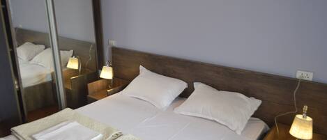 4 عدّة غرف نوم ومكواة/لوح كي وواي فاي مجانًا وملاءات أسرّة