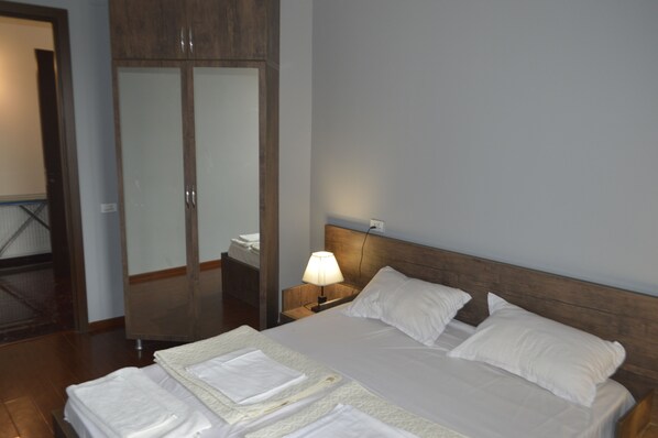 4 bedrooms, iron/ironing board, free WiFi, bed sheets