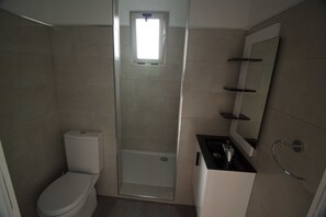 Shower, hair dryer, towels, soap - Hostal Sa Vinya Suites (Sant Joan de Labritja)