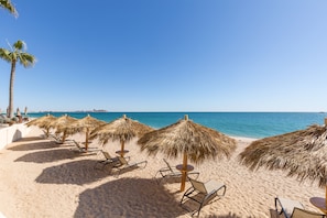 On the beach - Sonoran Sea E 602 Sea La Vie Beach Retreat Modern Furnishings Oceanfront Condo (Puerto Peñasco)