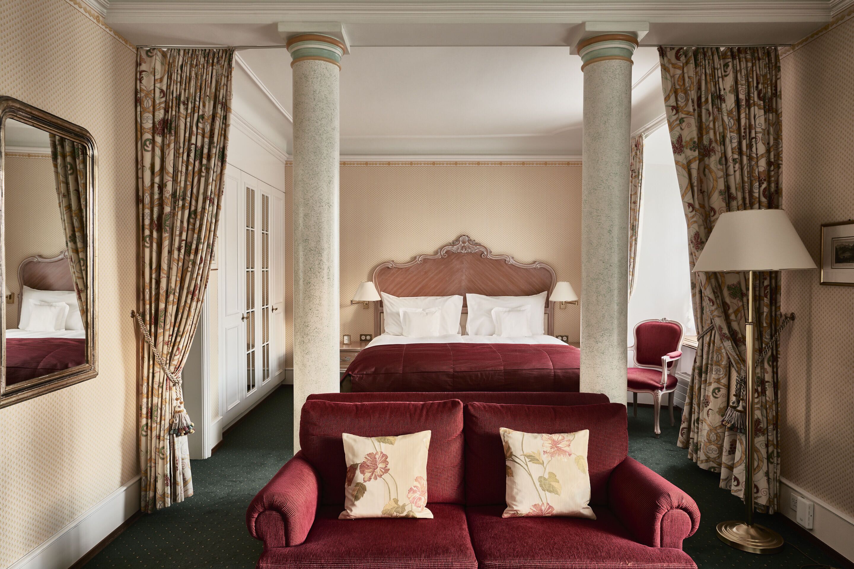 deluxe double room | living area | flat-screen tv