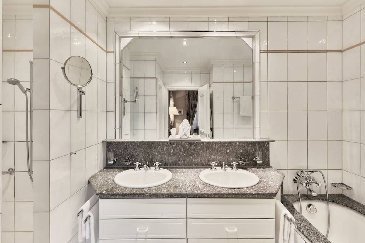 deluxe double room | bathroom | separate bathtub and shower, hair dryer, bathrobes, slippers