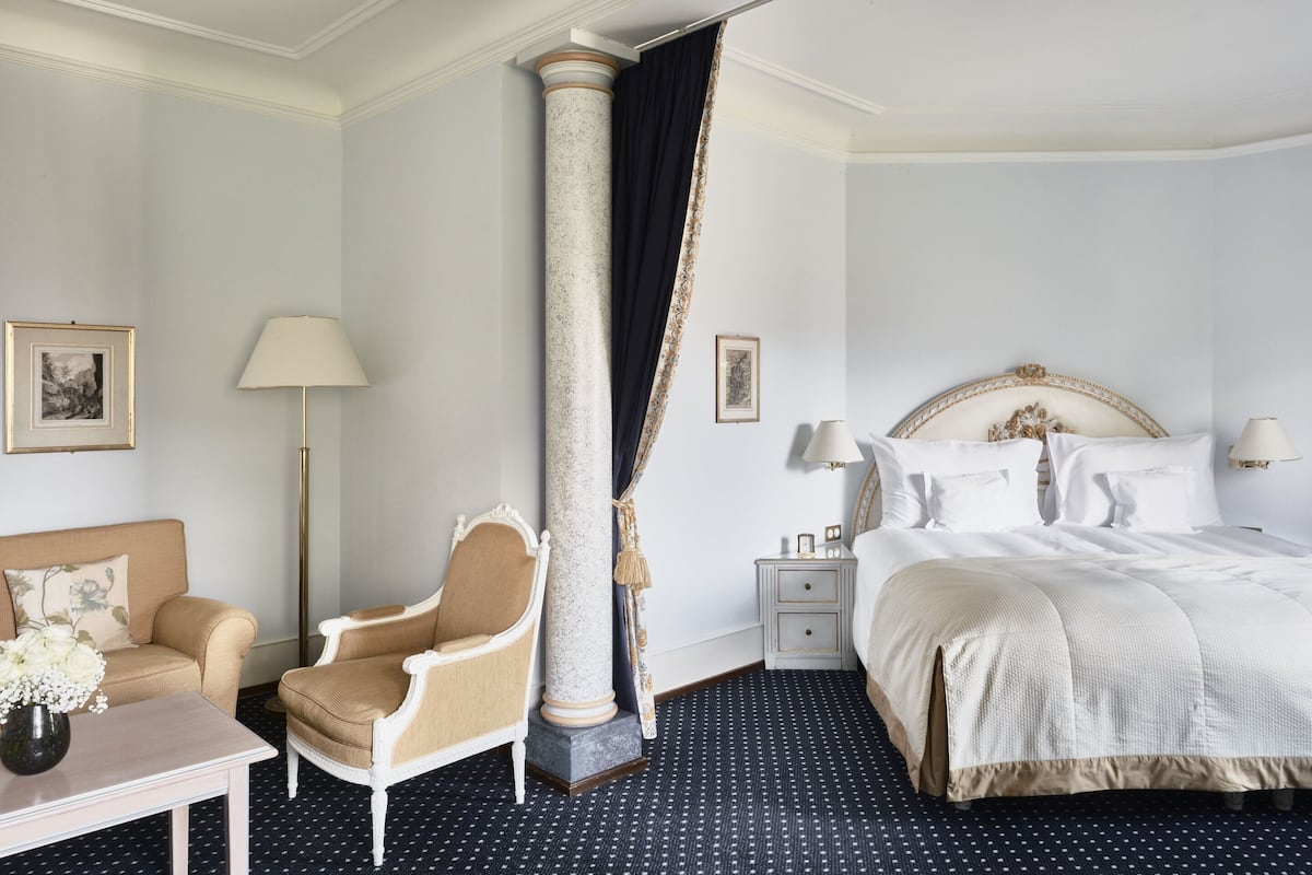 Deluxe tweepersoonskamer | 1 slaapkamer, een kluis op de kamer, een bureau